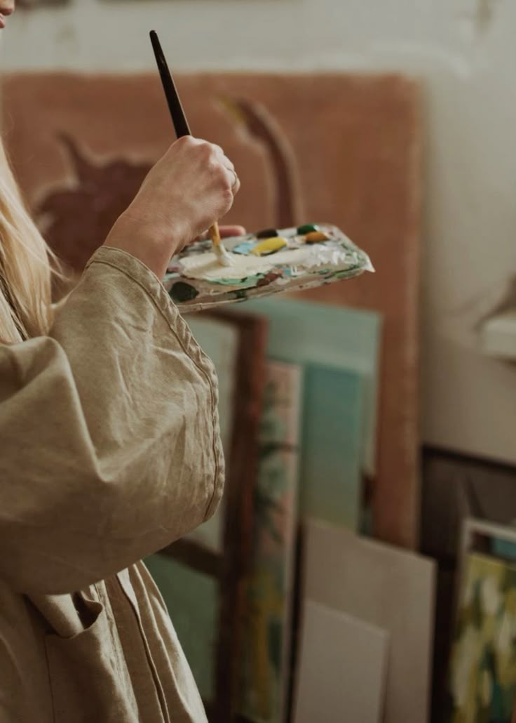 Artistas creando arte digital en un estudio vibrante